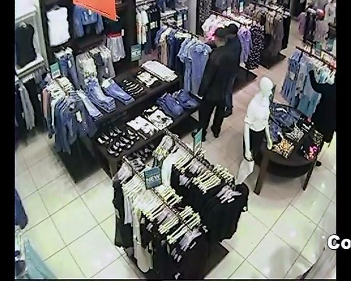 Камера видеонаблюдения запечатлела мужчин, укравших платье из магазина (видео)